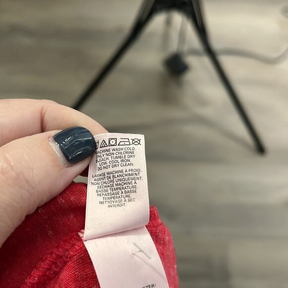 Victoria’s Secret Red Lightweight Long Sleeve T Shirt with Button Detail Sz Sm - Picture 8 of 9